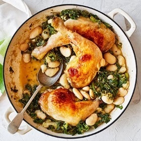 Hähnchenkeulen in einer Pfanne mit grünem Gemüse und weißen Bohnen, ideal für eine gesunde Mahlzeit, voller Geschmack und Nährstoffe.